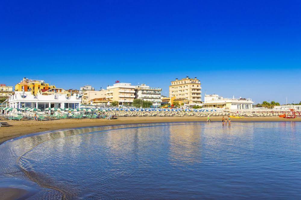 Hotel Touring Misano Adriatico Exterior foto